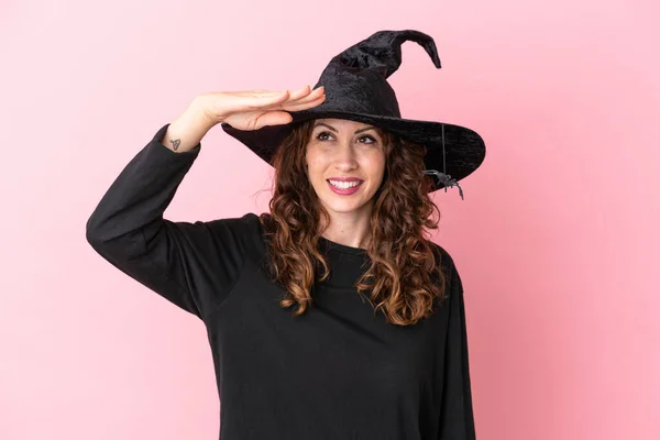 Joven Mujer Caucásica Celebrando Halloween Aislada Sobre Fondo Rosa Mirando —  Fotos de Stock