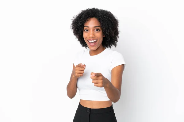 Jeune Femme Afro Américaine Isolée Sur Fond Blanc Surprise Pointant — Photo