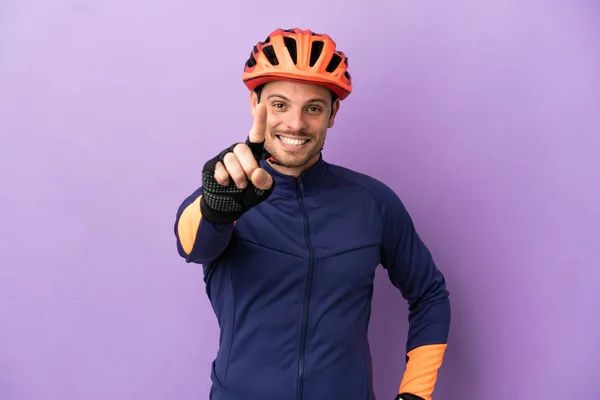 Joven Ciclista Brasileño Aislado Sobre Fondo Púrpura Mostrando Levantando Dedo — Foto de Stock