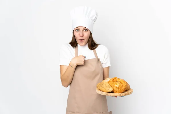 Jovem Mulher Uniforme Chef Isolado Fundo Branco Com Expressão Facial — Fotografia de Stock