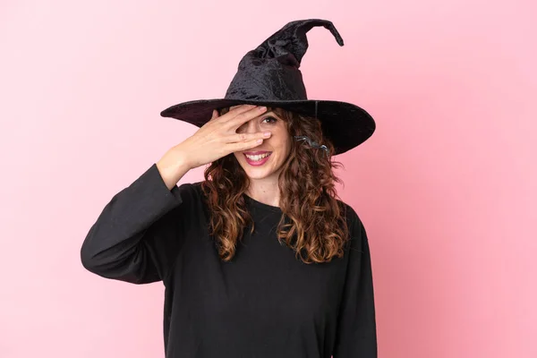 Joven Mujer Caucásica Celebrando Halloween Aislada Sobre Fondo Rosa Cubriendo —  Fotos de Stock