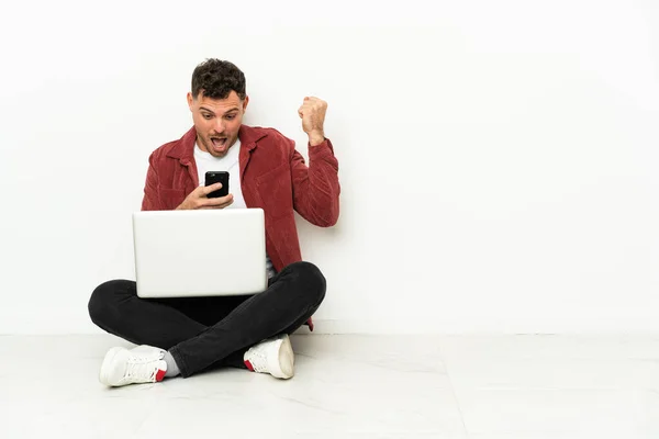 Young Handsome Caucasian Man Sit Floor Laptop Surprised Sending Message — Stock Photo, Image