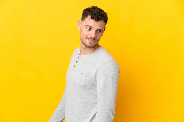 Hombre Guapo Caucásico Joven Aislado Sobre Fondo Amarillo Retrato — Foto de Stock