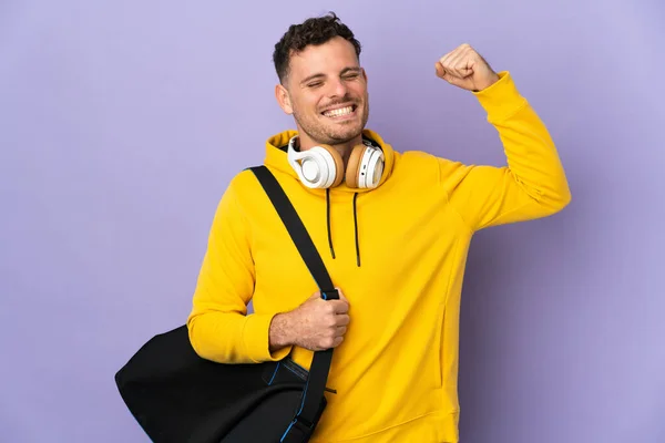 Joven Deporte Caucásico Hombre Con Bolsa Aislado Púrpura Fondo Haciendo —  Fotos de Stock