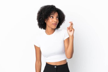 Genç Afrikalı Amerikalı kadın beyaz arka planda izole edilmiş, şans diliyor ve en iyisini diliyor.