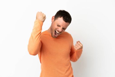 Brezilya 'lı adam izole edilmiş beyaz arka planda zaferi kutluyor