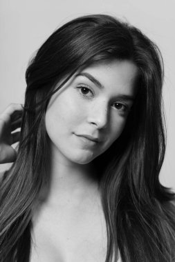 Tecrit edilmiş bir geçmişi olan Brezilyalı genç bir kız.