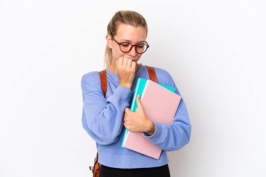 Beyaz arka planda izole edilmiş genç beyaz kadın şüpheleri var.