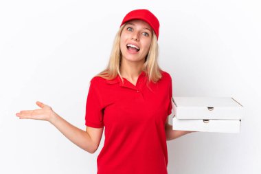 Beyaz arka planda izole edilmiş pizzaları tutan teslimatçı kadın davet edilmek için ellerini yana uzatıyor.