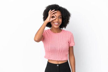 Beyaz arka planda izole edilmiş genç Afrikalı Amerikalı kadın parmaklarıyla işaret veriyor.