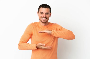 İzole edilmiş beyaz arkaplan üzerinde Brezilyalı bir adam bir ilan vermek için avucunda hayali bir metin tutuyor.