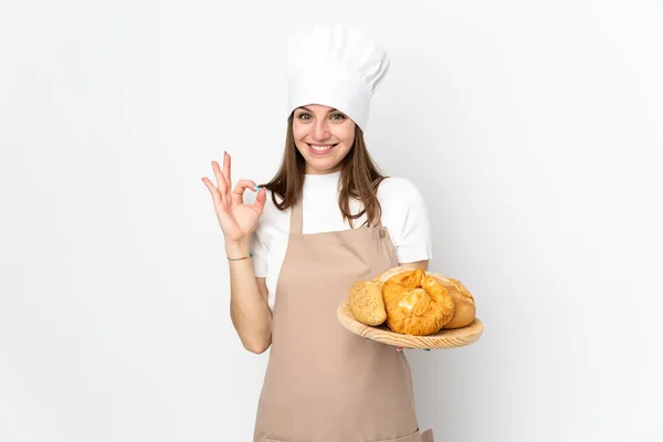 Jovem Mulher Uniforme Chef Isolado Fundo Branco Mostrando Sinal Com — Fotografia de Stock