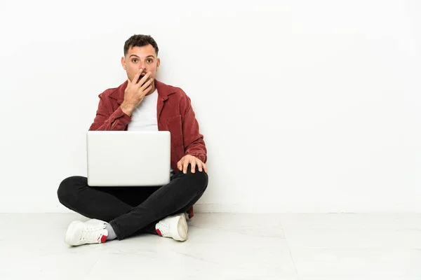 Jovem Bonito Caucasiano Homem Sit Chão Com Laptop Surpreso Chocado — Fotografia de Stock