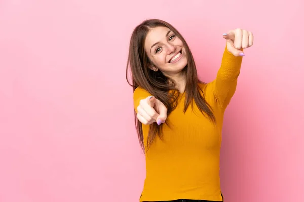 Jonge Kaukasische Vrouw Geïsoleerd Roze Achtergrond Wijzend Front Met Gelukkige — Stockfoto