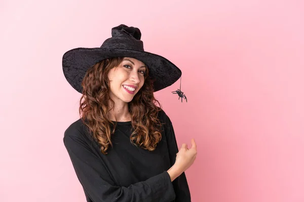 Joven Mujer Caucásica Celebrando Halloween Aislado Sobre Fondo Rosa Apuntando —  Fotos de Stock