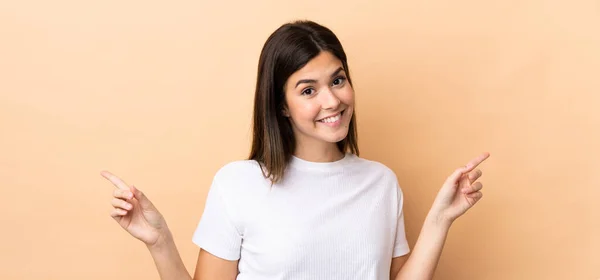 Adolescente Menina Brasileira Sobre Fundo Isolado Apontando Dedo Para Laterais — Fotografia de Stock