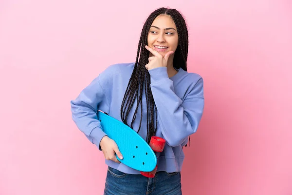 Ragazza Adolescente Con Trecce Sfondo Rosa Isolato Con Pattino Guardando — Foto Stock