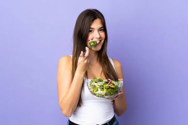 Teenager Brasilianische Mädchen Mit Einem Salat Über Isolierten Lila Hintergrund — Stockfoto