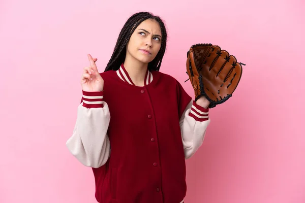 十代の選手とともに野球手袋で隔離されたピンクの背景に指が交差し 最高の願い — ストック写真