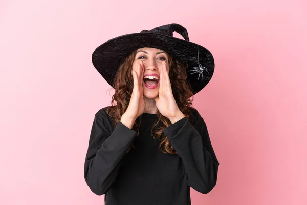 Joven Mujer Caucásica Celebrando Halloween Aislada Sobre Fondo Rosa Gritando —  Fotos de Stock