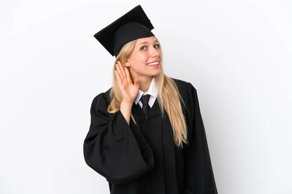 Giovane Laureata Donna Caucasica Isolato Sfondo Bianco Ascoltando Qualcosa Mettendo — Foto Stock