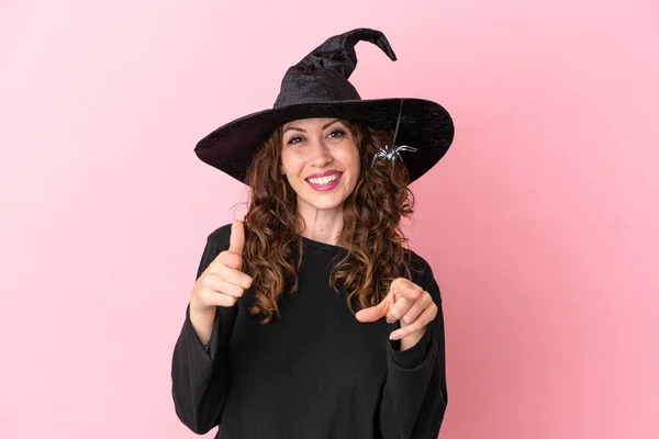 Jovem Mulher Caucasiana Celebrando Halloween Isolado Rosa Pontos Fundo Dedo — Fotografia de Stock