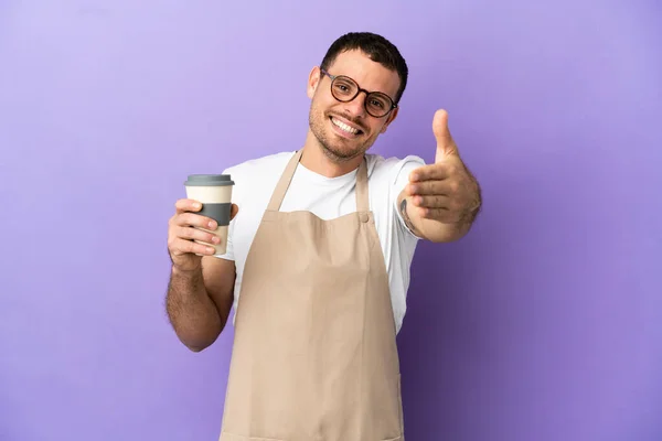 Brasileiro Restaurante Garçom Sobre Isolado Roxo Fundo Apertando Mãos Para — Fotografia de Stock