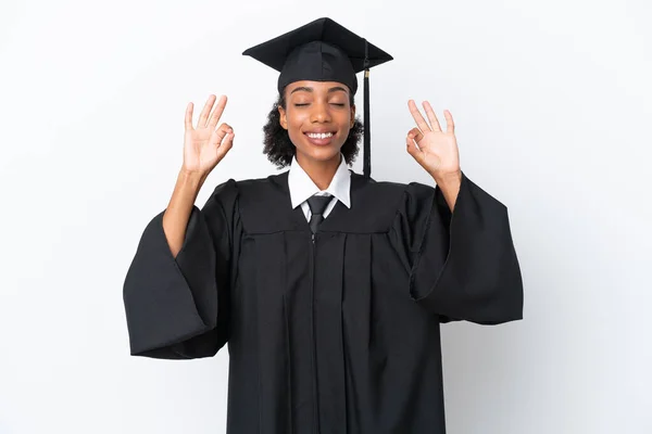 Genç Üniversite Mezunu Afro Amerikalı Kadın Zen Pozunda Beyaz Arka — Stok fotoğraf