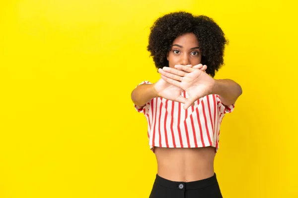 Giovane Donna Afroamericana Isolata Sfondo Giallo Facendo Gesto Stop Con — Foto Stock