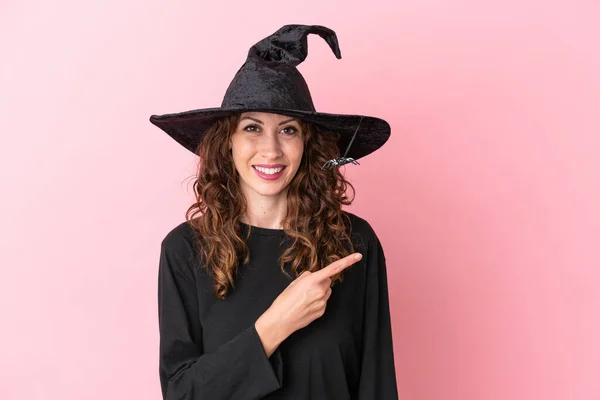 Joven Mujer Caucásica Celebrando Halloween Aislada Sobre Fondo Rosa Apuntando —  Fotos de Stock