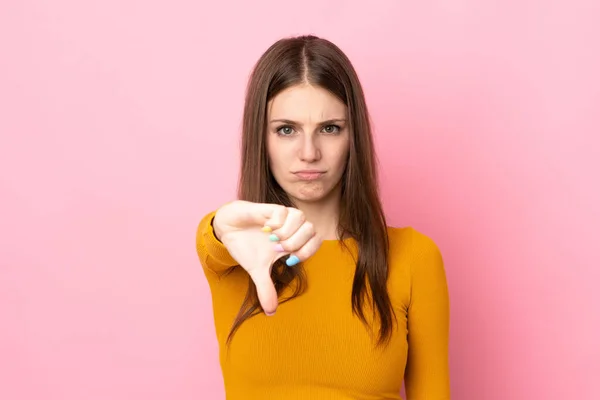 Mujer Joven Caucásica Aislada Sobre Fondo Rosa Mostrando Pulgar Hacia —  Fotos de Stock