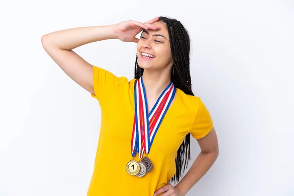 Menina Adolescente Com Tranças Medalhas Sobre Fundo Rosa Isolado Percebeu — Fotografia de Stock