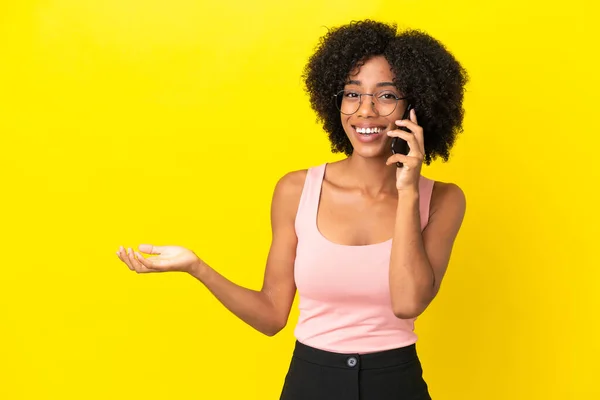 Jeune Femme Afro Américaine Isolée Sur Fond Jaune Gardant Une — Photo