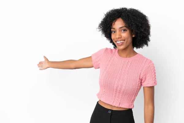 Ung Afroamerikansk Kvinna Isolerad Vit Bakgrund Sträcker Händerna Sidan För — Stockfoto
