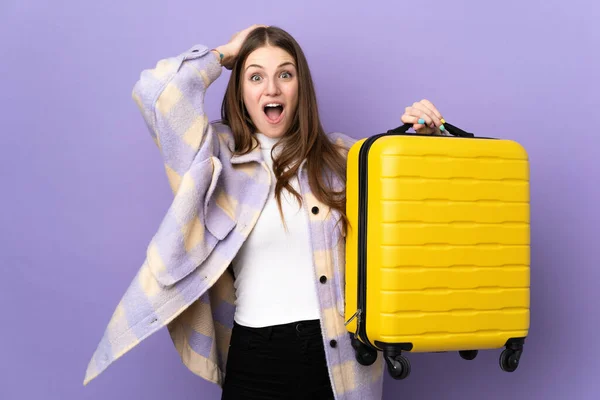 Mulher Caucasiana Jovem Isolado Fundo Roxo Férias Com Mala Viagem — Fotografia de Stock