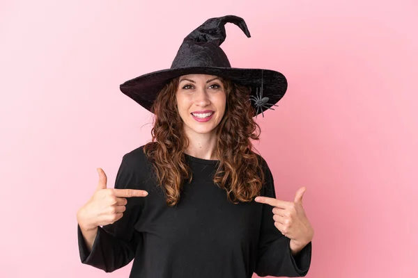 Joven Mujer Caucásica Celebrando Halloween Aislada Sobre Fondo Rosa Orgullosa —  Fotos de Stock