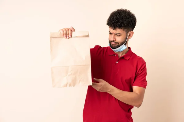 Joven Sosteniendo Una Bolsa Comida Para Llevar Con Expresión Triste —  Fotos de Stock