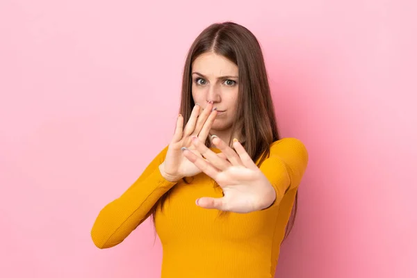 Mujer Joven Caucásica Aislada Sobre Fondo Rosa Nerviosa Estirando Las —  Fotos de Stock