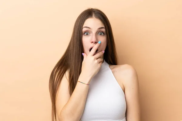 Young Caucasian Woman Isolated Beige Background Surprised Shocked While Looking — Stock Photo, Image