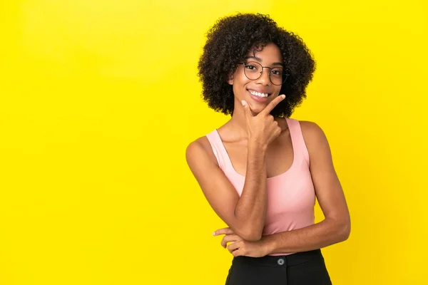 黄色の背景に孤立した若いアフリカ系アメリカ人女性幸せと笑顔 — ストック写真