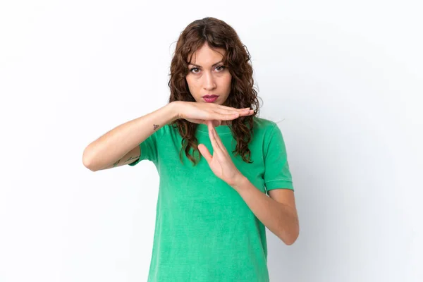 Jonge Vrouw Met Krullend Haar Geïsoleerd Witte Achtergrond Maken Time — Stockfoto