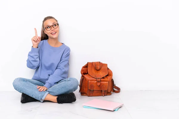 Jovem Estudante Menina Sentado Chão Isolado Fundo Branco Com Intenção — Fotografia de Stock