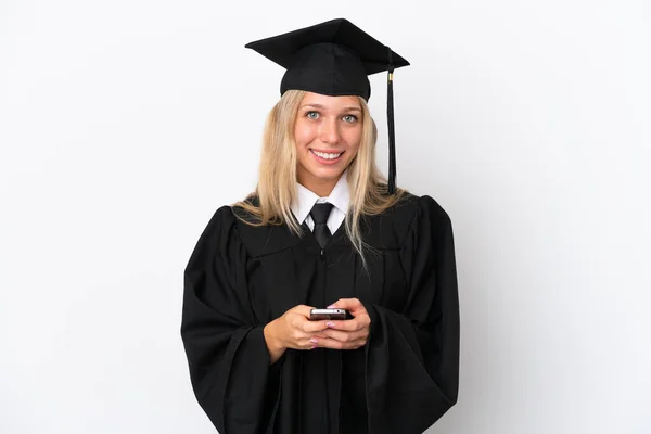 Giovane Laureata Donna Caucasica Isolato Sfondo Bianco Invio Messaggio Con — Foto Stock