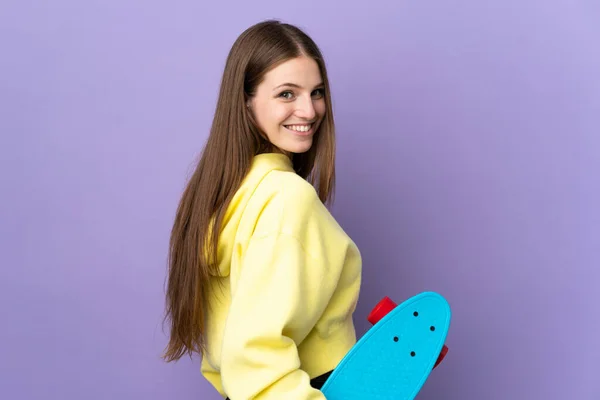 Mulher Caucasiana Jovem Isolado Fundo Roxo Com Skate — Fotografia de Stock