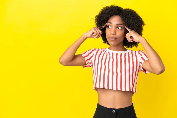 Jeune Femme Afro Américaine Isolée Sur Fond Jaune Ayant Des — Photo