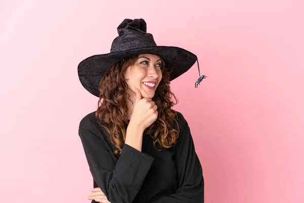 Jovem Caucasiana Celebrando Halloween Isolado Fundo Rosa Olhando Para Lado — Fotografia de Stock