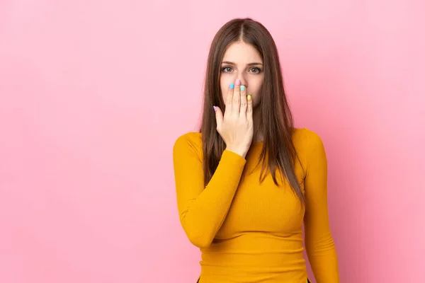 Young Caucasian Woman Isolated Pink Background Covering Mouth Hand — Stock Photo, Image