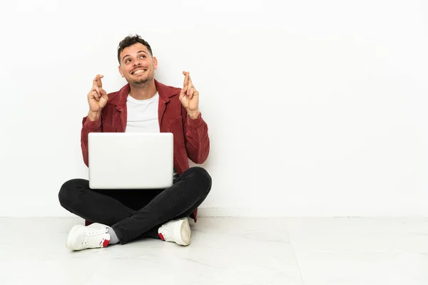 Jovem Bonito Caucasiano Homem Sit Chão Com Laptop Com Dedos — Fotografia de Stock