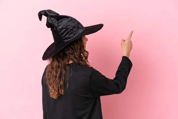 Joven Mujer Caucásica Celebrando Halloween Aislada Sobre Fondo Rosa Apuntando —  Fotos de Stock