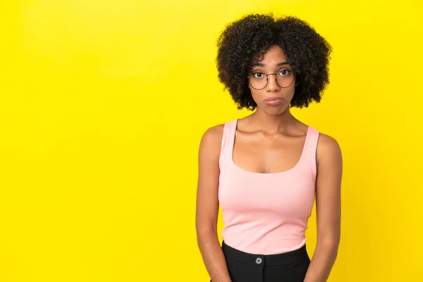 悲しい表情で黄色の背景に隔離された若いアフリカ系アメリカ人女性 — ストック写真